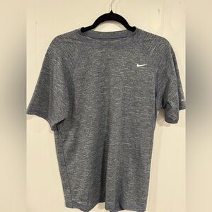 Men’s Nike Dri-Fit UPF 40+ Short Sleeve T Shirt Size medium Gray Swoosh